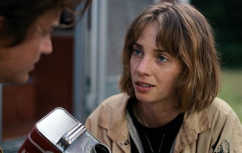 is maya hawke in a relationship|Stranger Things: Maya Hawke Has Mixed Feelings。